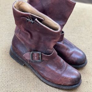 Barely worn Frye riding boots size 9.5 fit like a 9